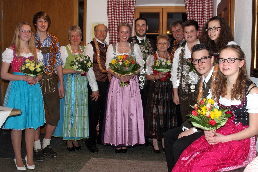 Die neuen Würdenträger der Hubertusschützen Peterskirchen Von links: Maximilan Bremer mit Kathrin Berger, Monika und Erich Salfer, Schützenkönig Tobias Gerauer mit Katrin Namberger, Maria und Franz Langlechner, Jugendkönig Severin Ertl mit Sarah Brandstetter sowie Johannes Unterforsthuber mit Julia Grill. 